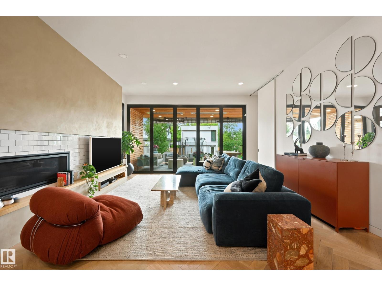 8712 120 ST NW - 9