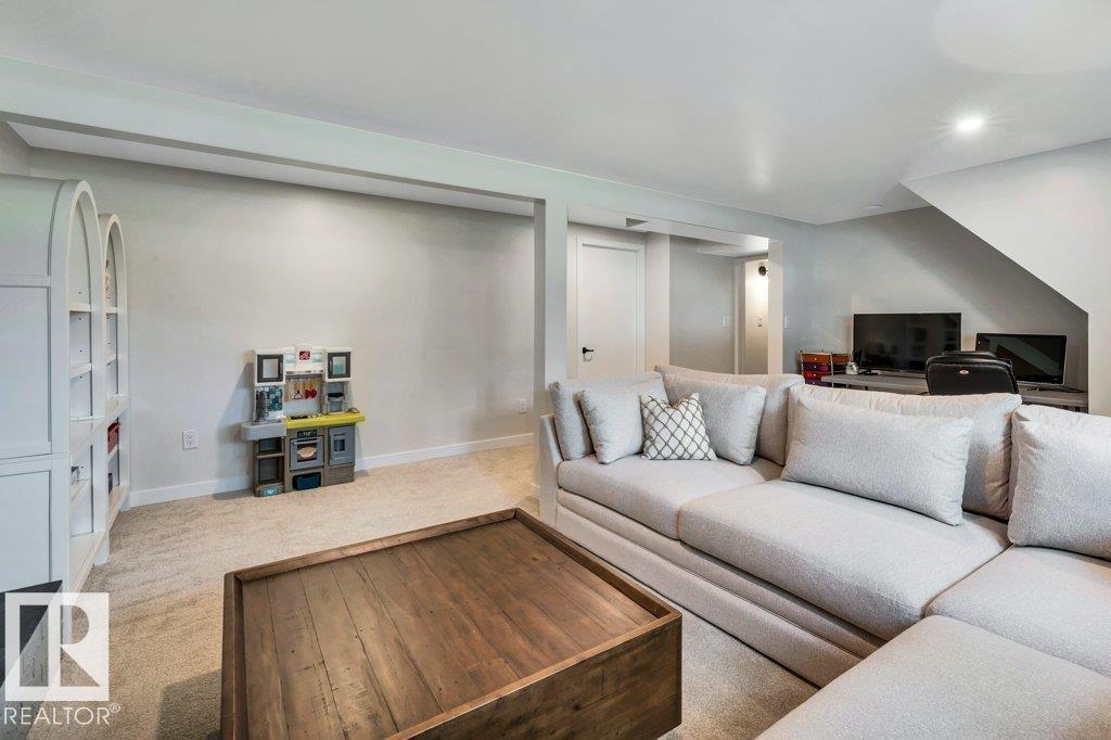 166 Larose DR - 24