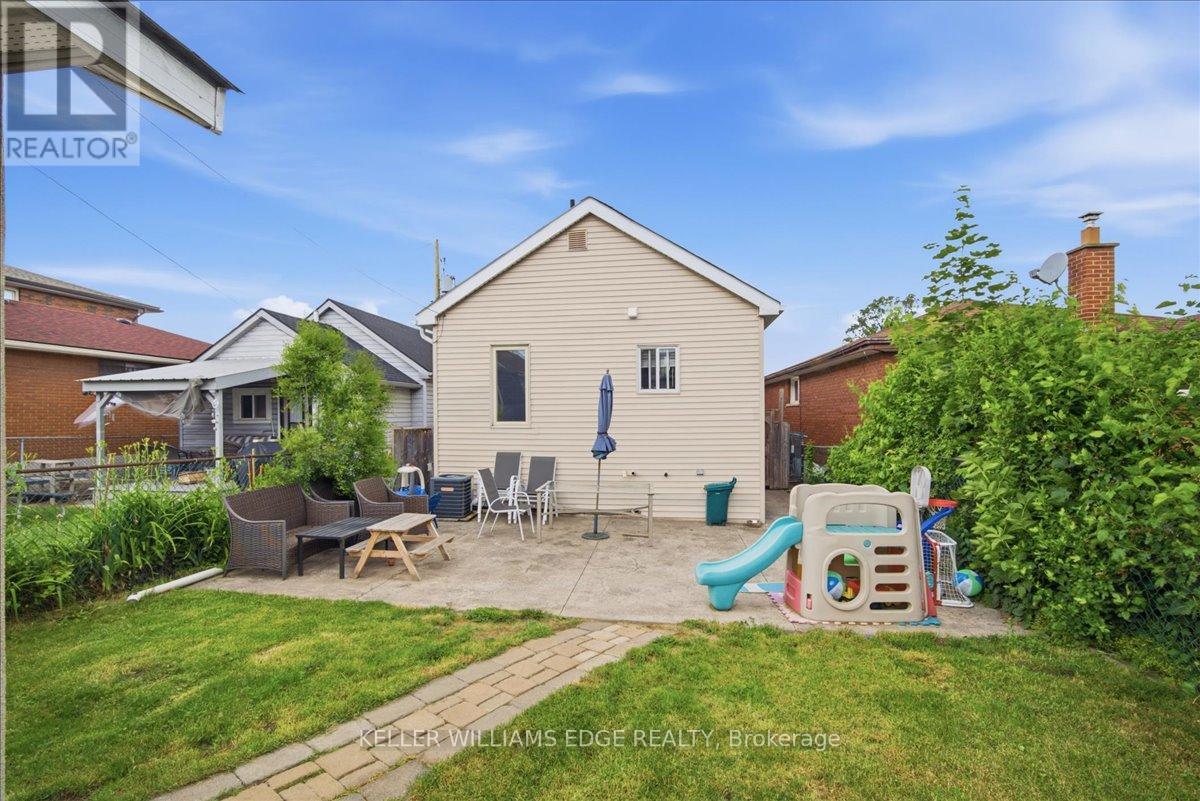 22 DELENA AVENUE N - 19