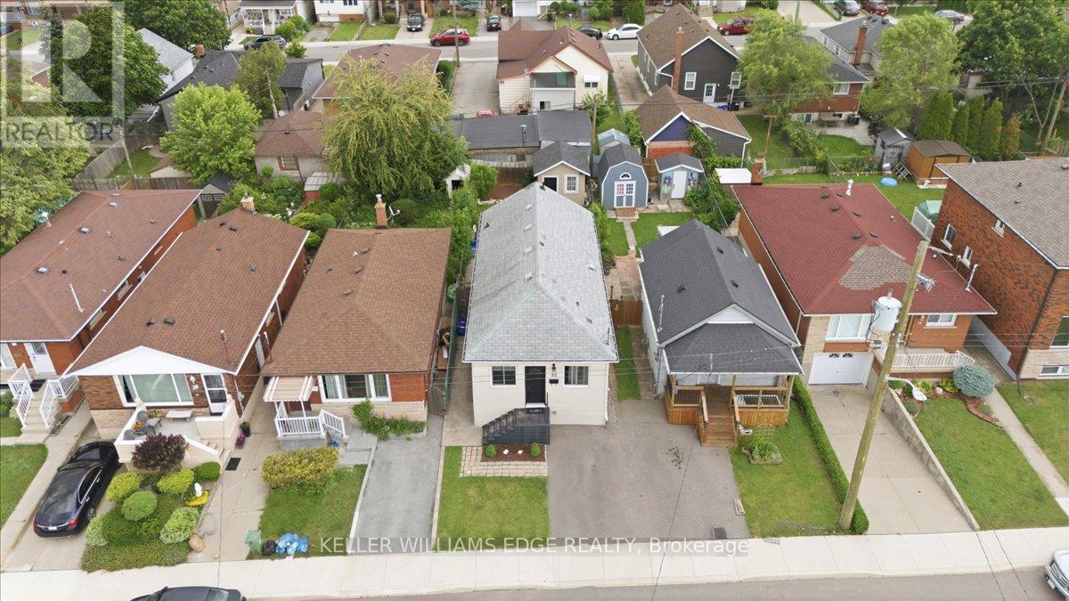 22 DELENA AVENUE N - 21