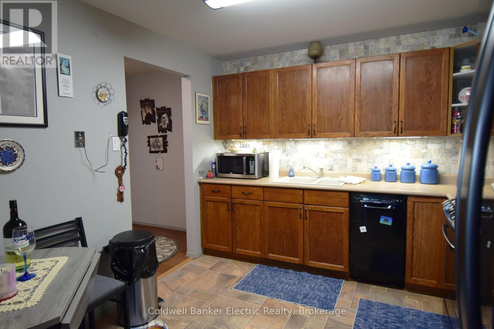 #104 2418 MOUNTLAND DRIVE - 13