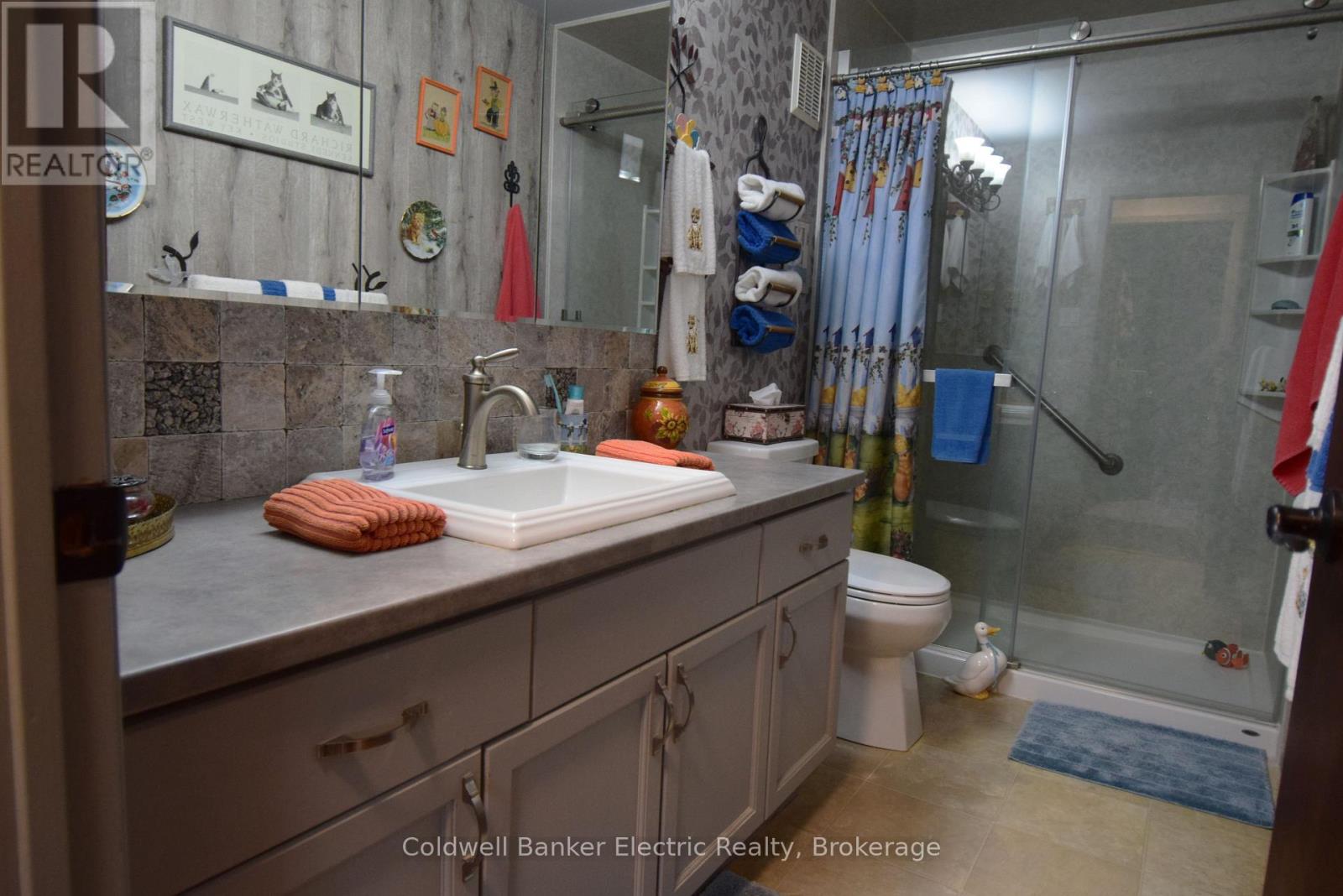 #104 2418 MOUNTLAND DRIVE - 20