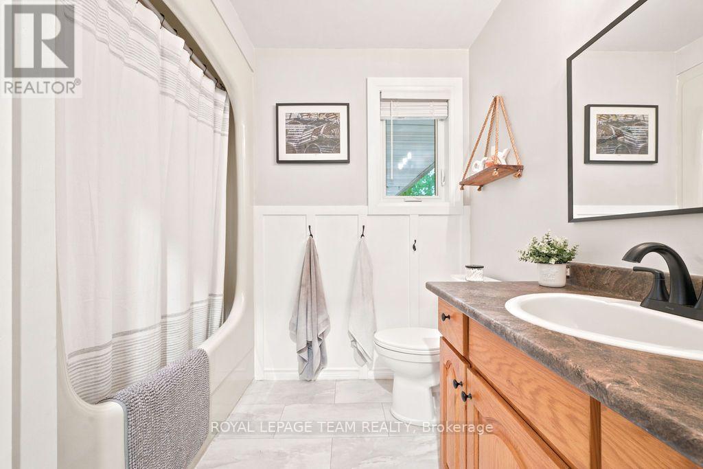 438 RAGLAN STREET N - 19