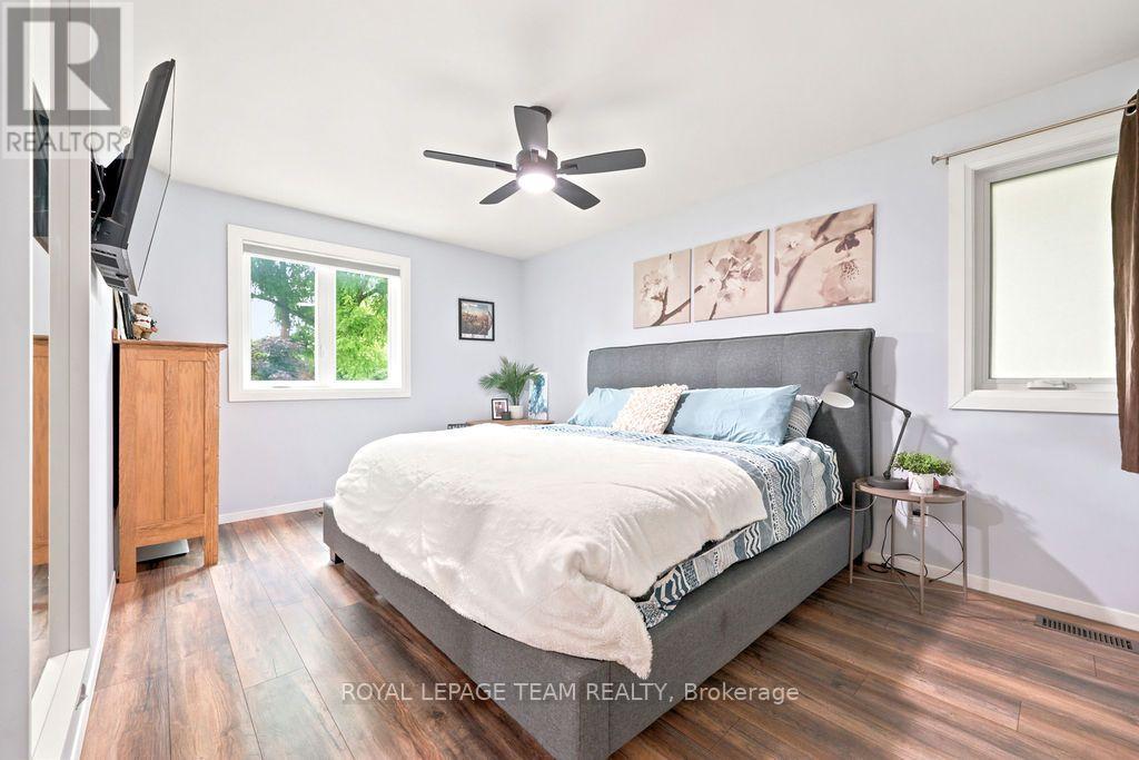 438 RAGLAN STREET N - 22
