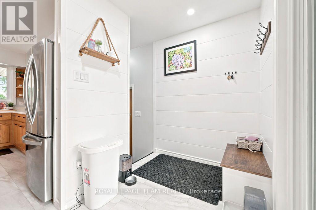 438 RAGLAN STREET N - 24