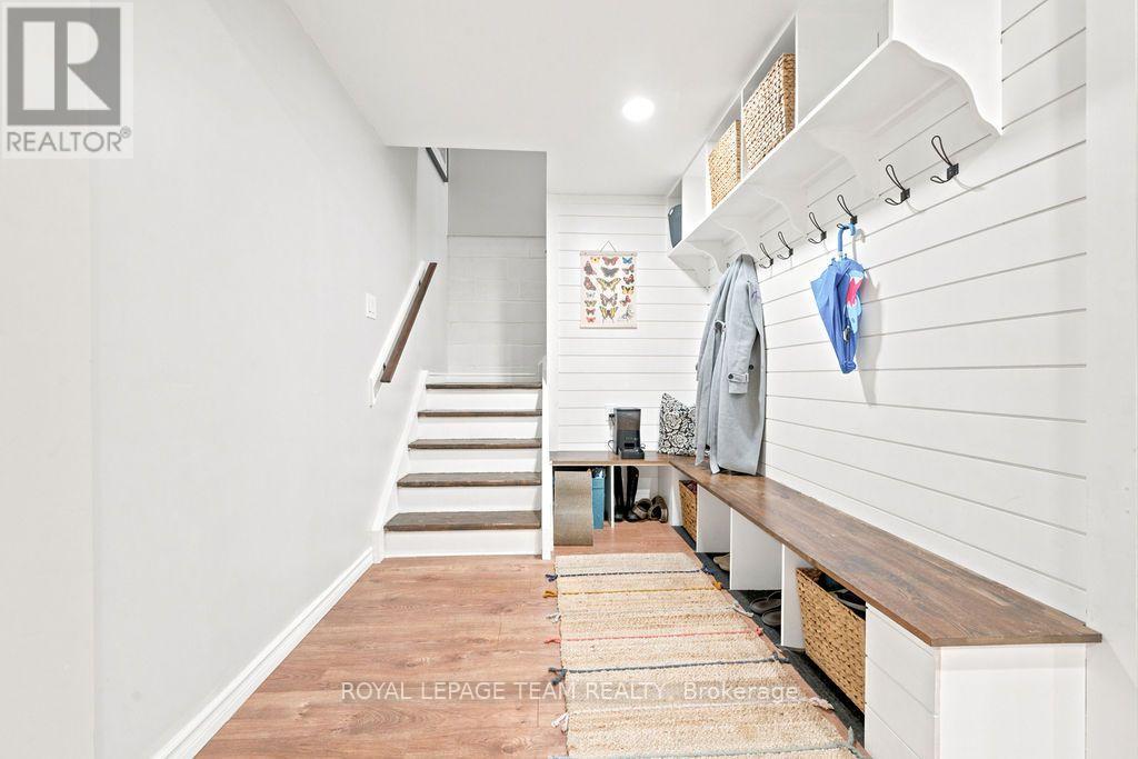438 RAGLAN STREET N - 25