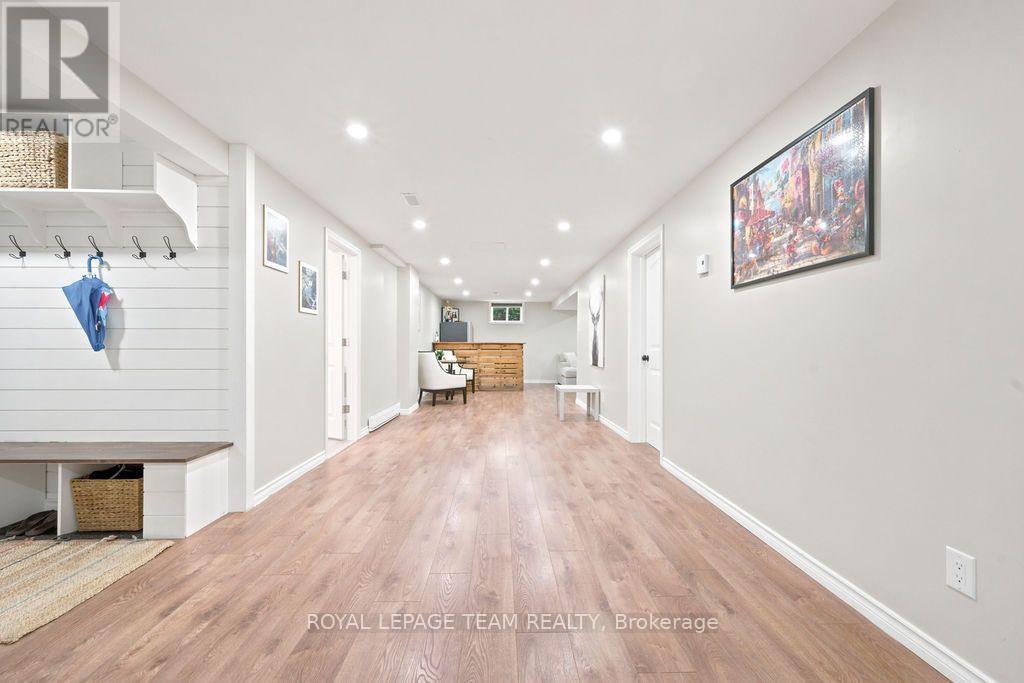 438 RAGLAN STREET N - 26