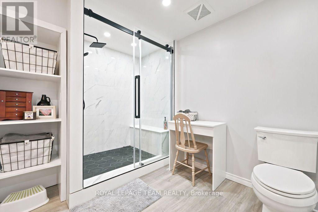 438 RAGLAN STREET N - 28