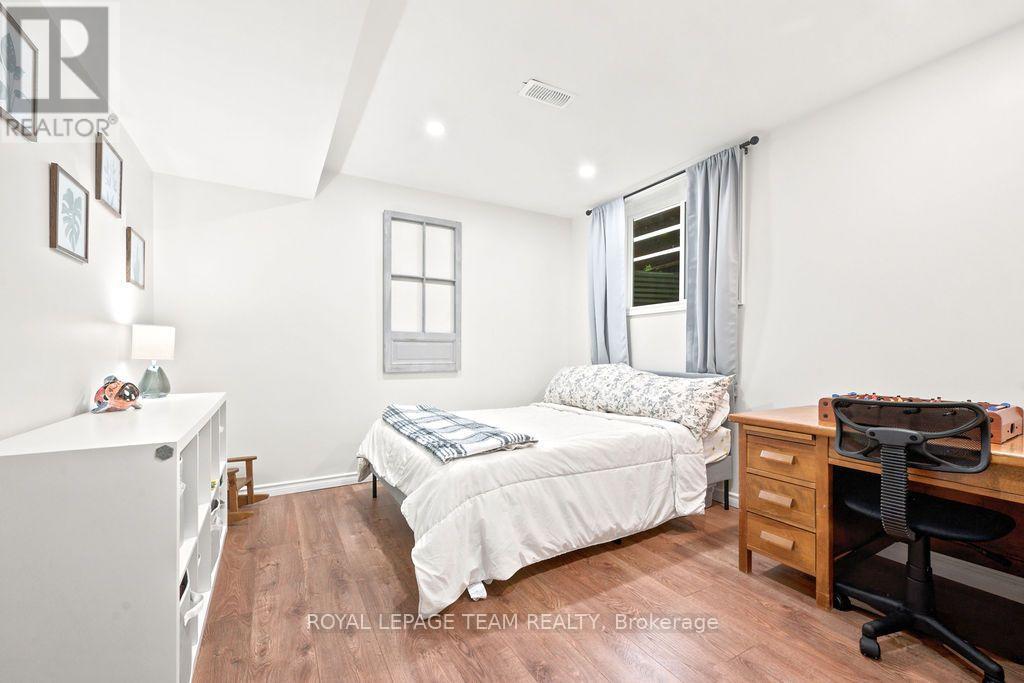 438 RAGLAN STREET N - 29