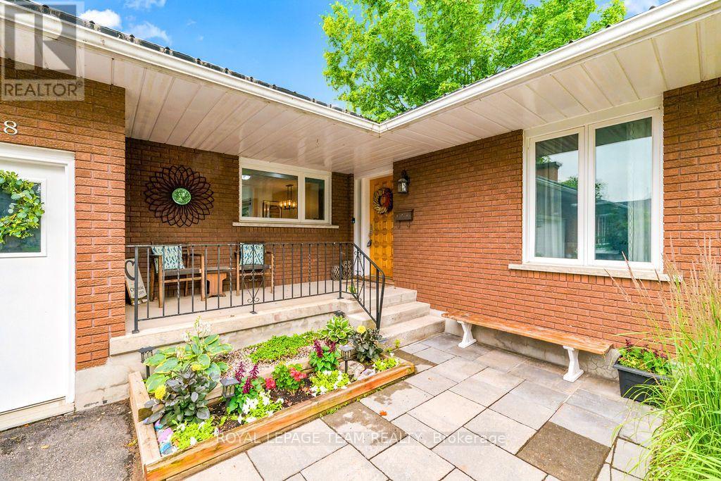 438 RAGLAN STREET N - 3