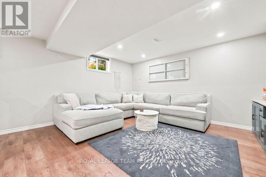 438 RAGLAN STREET N - 32