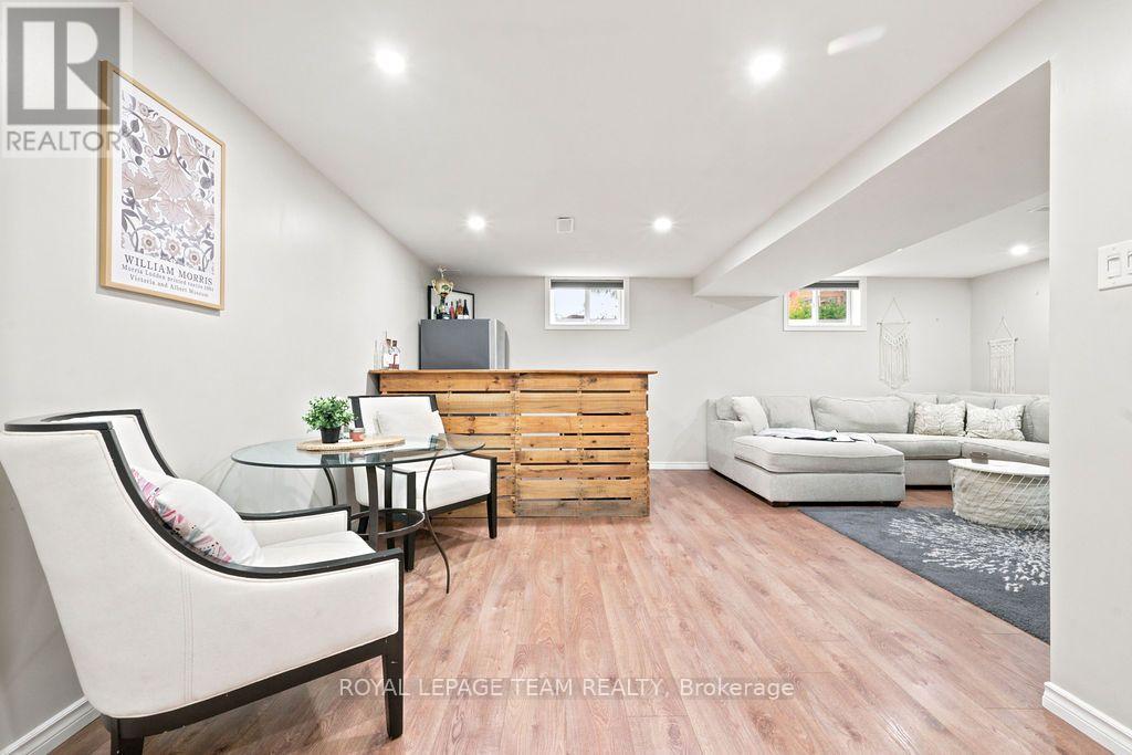 438 RAGLAN STREET N - 33