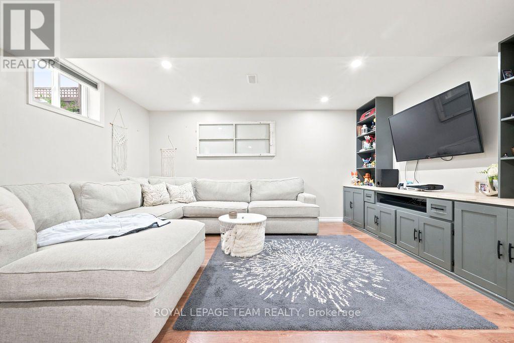 438 RAGLAN STREET N - 34