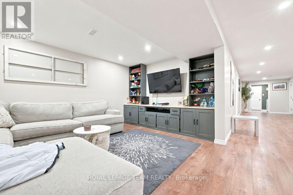 438 RAGLAN STREET N - 35