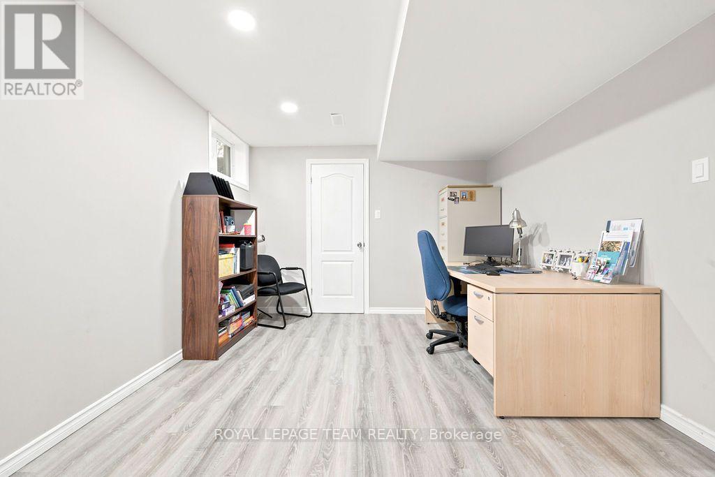 438 RAGLAN STREET N - 37