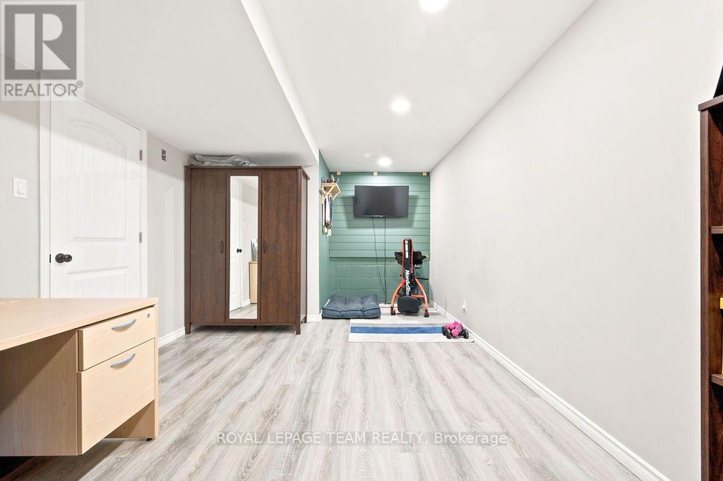 438 RAGLAN STREET N - 38