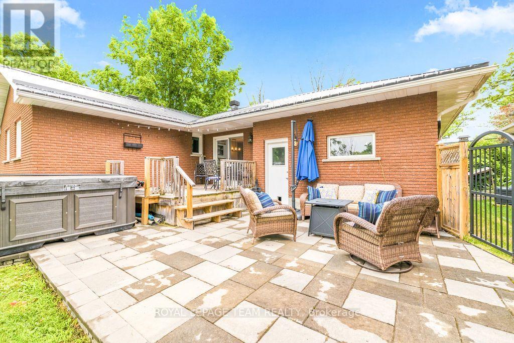 438 RAGLAN STREET N - 43