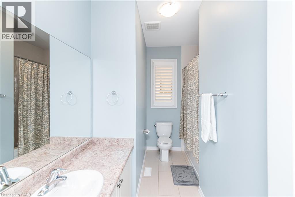 31 LARRY Crescent - 33