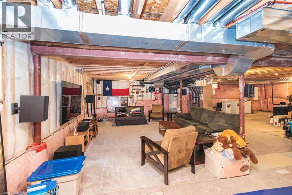 31 LARRY Crescent - 36