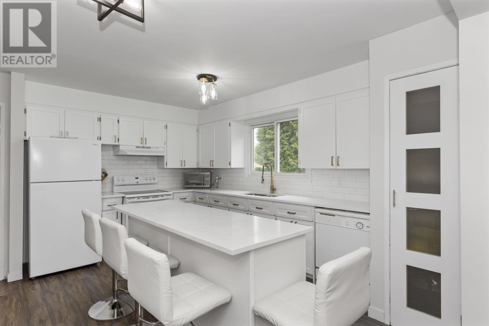 386 Lambton PL - 6