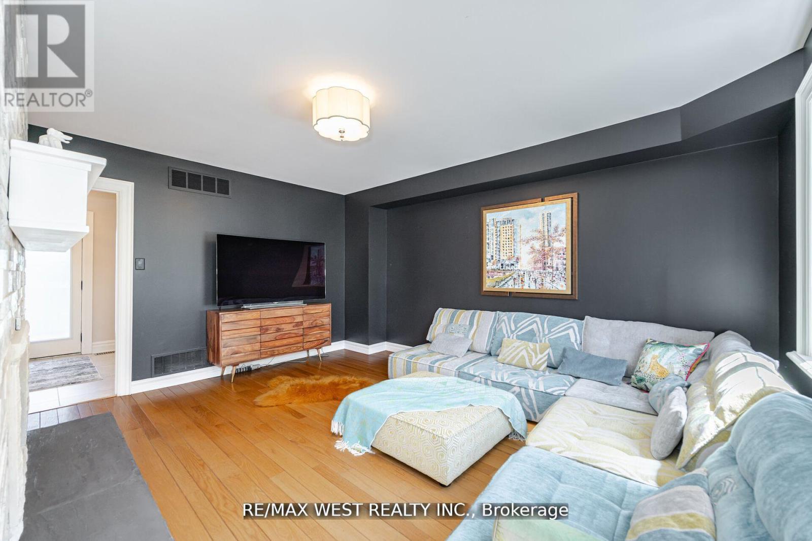 7 STEWART CRESCENT - 12