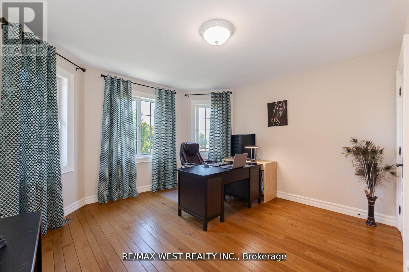 7 STEWART CRESCENT - 21
