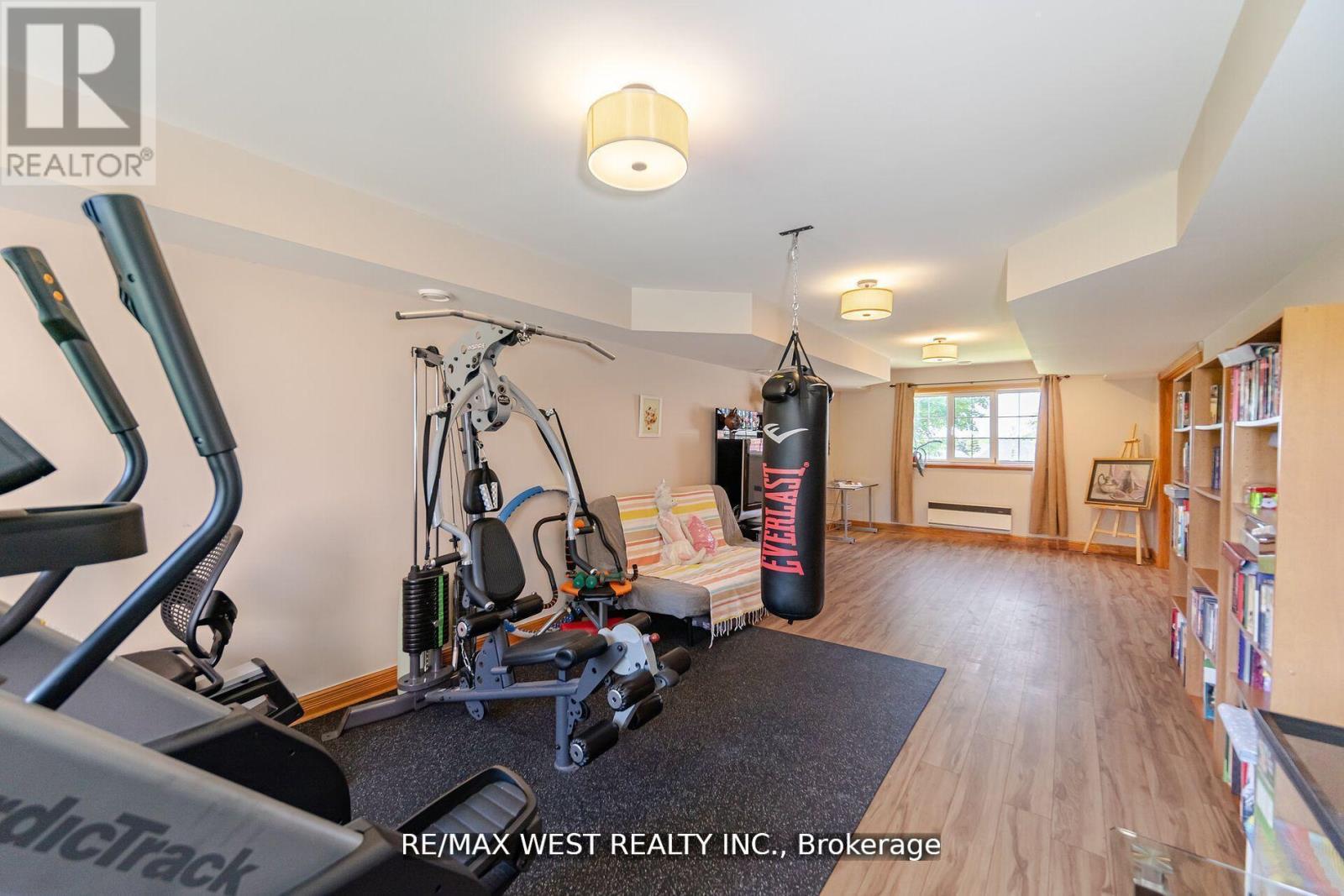 7 STEWART CRESCENT - 25