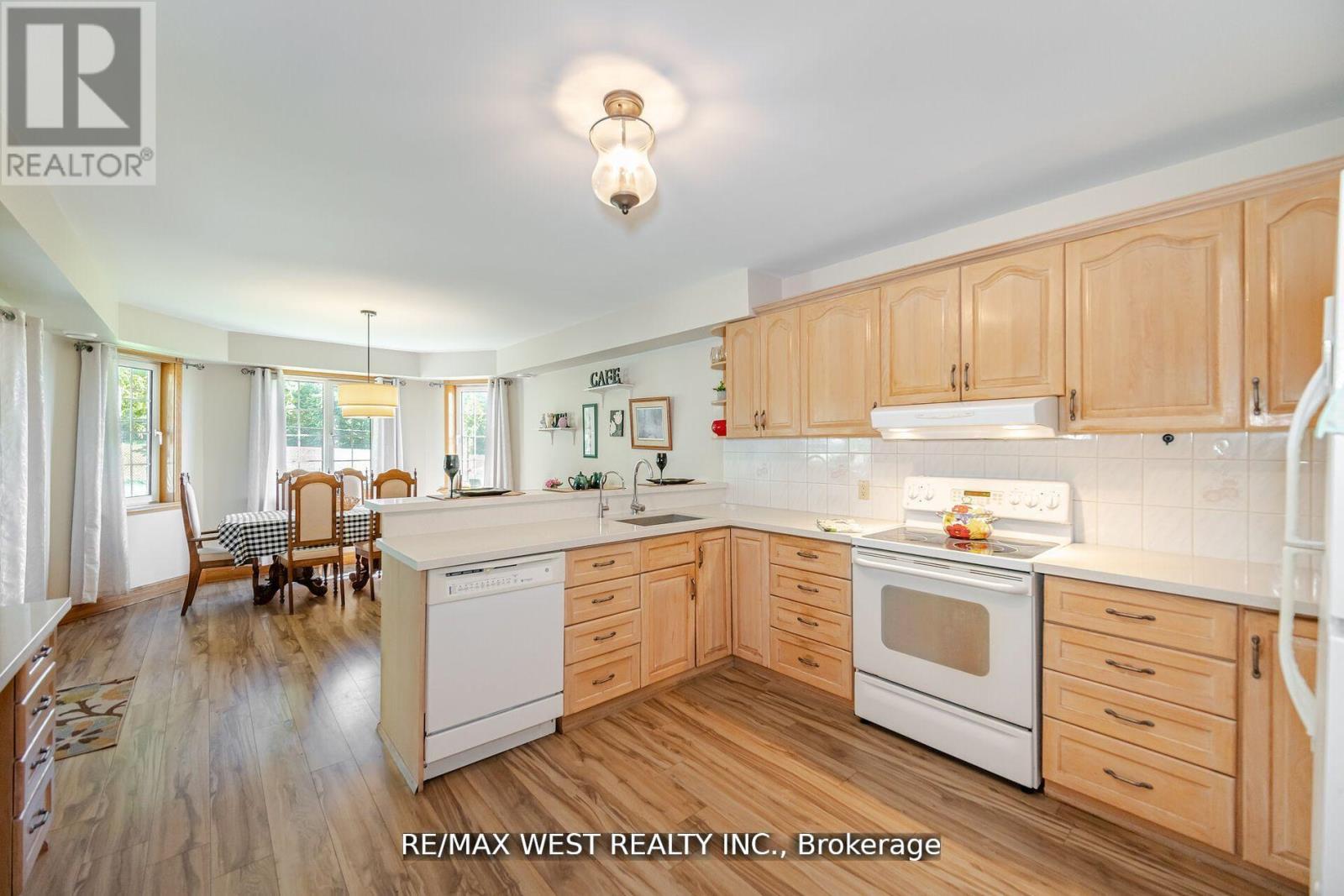7 STEWART CRESCENT - 27