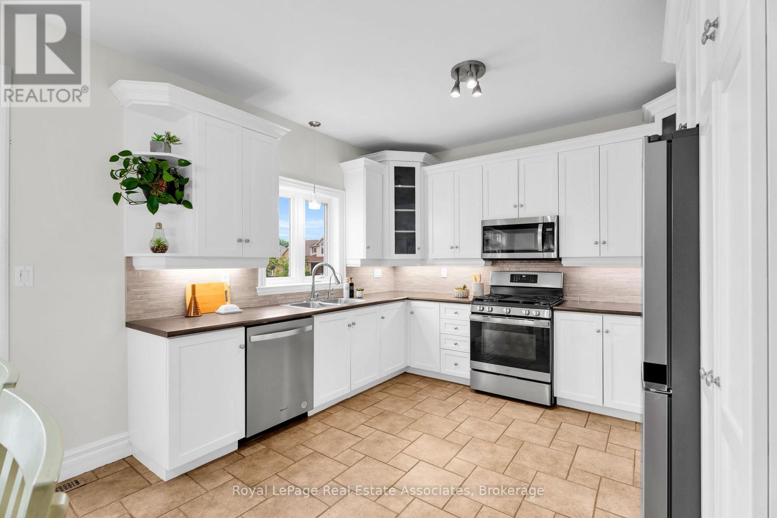 27 RENNIE STREET - Image 17