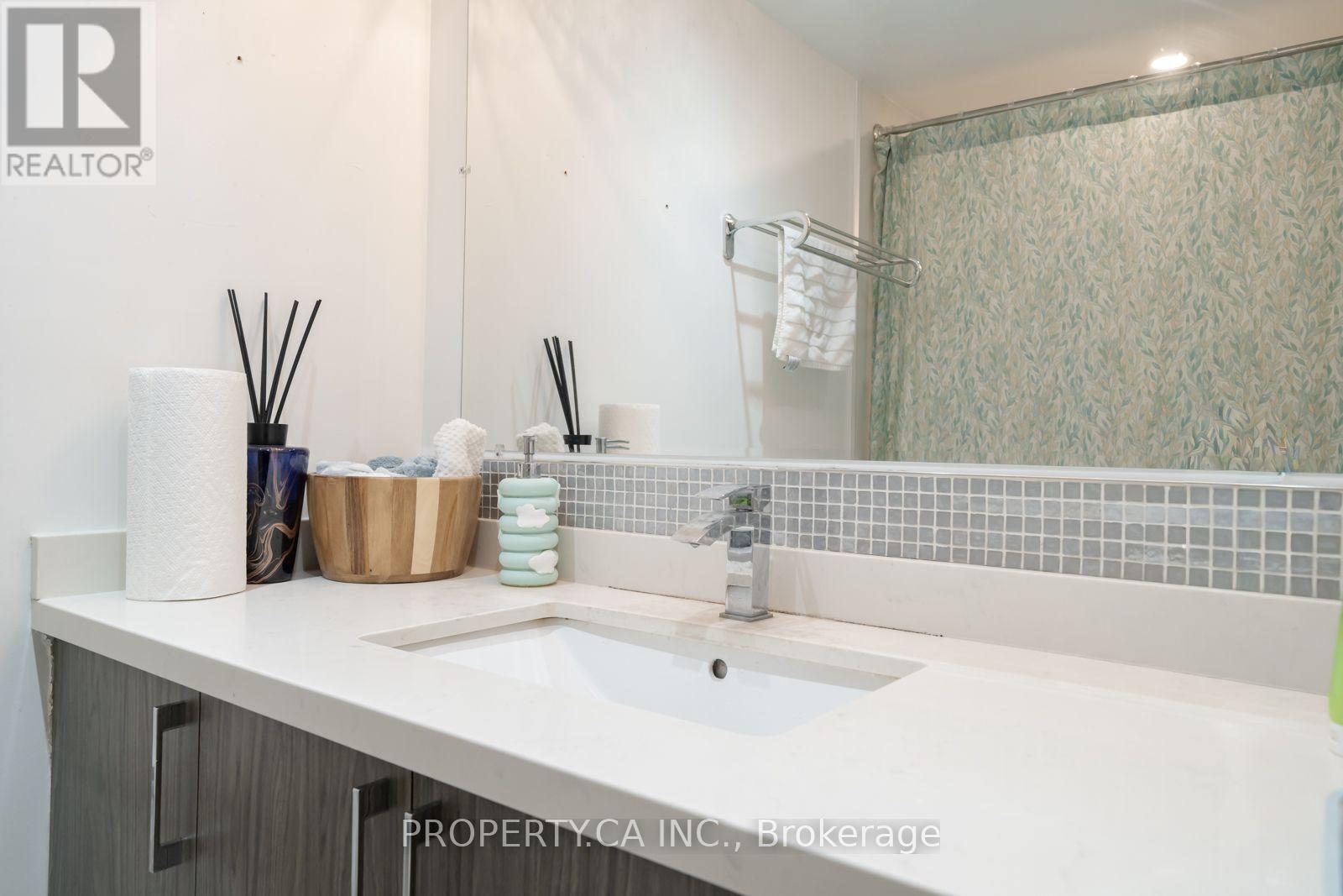 #303 75 GRAYDON HALL DRIVE - 22
