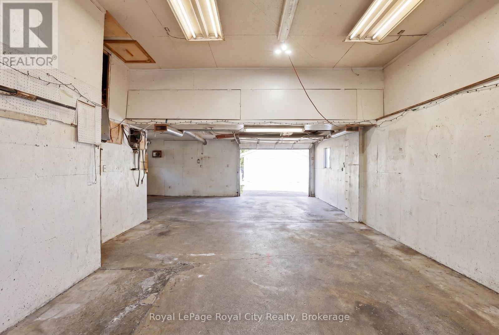 96 BEAUMONT CRESCENT - 32