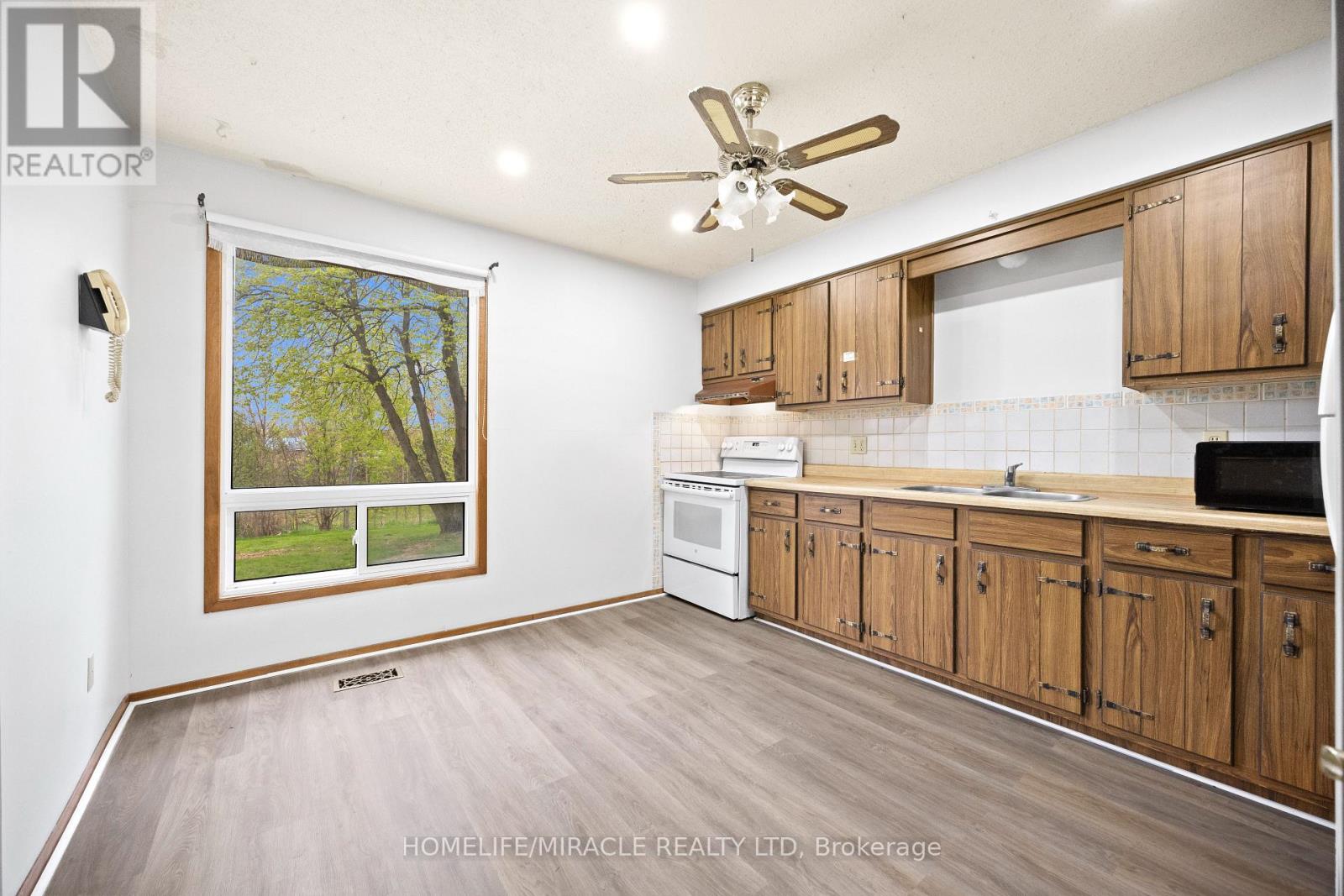 #8 1250 JALNA BOULEVARD - 11