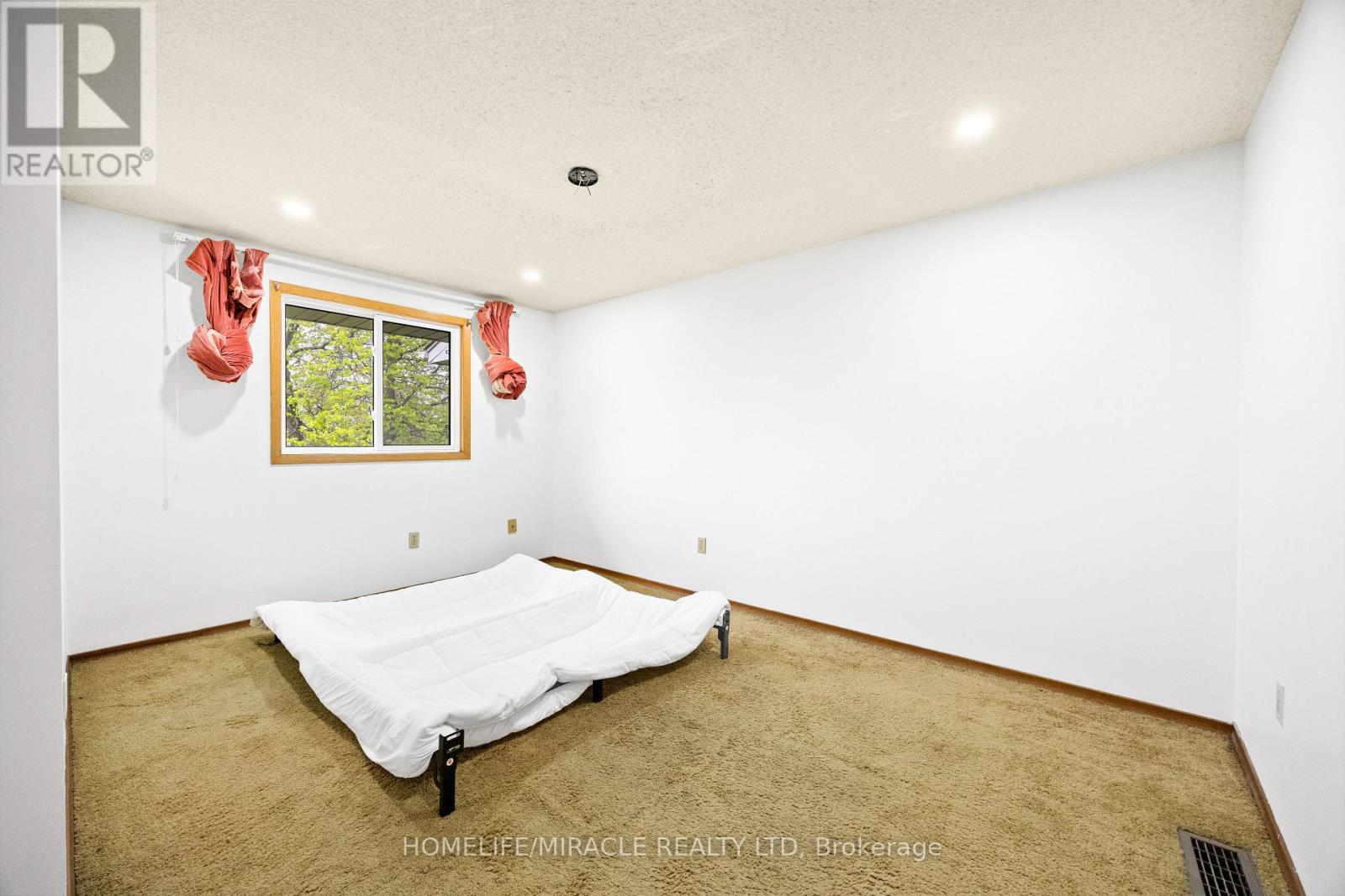#8 1250 JALNA BOULEVARD - 32