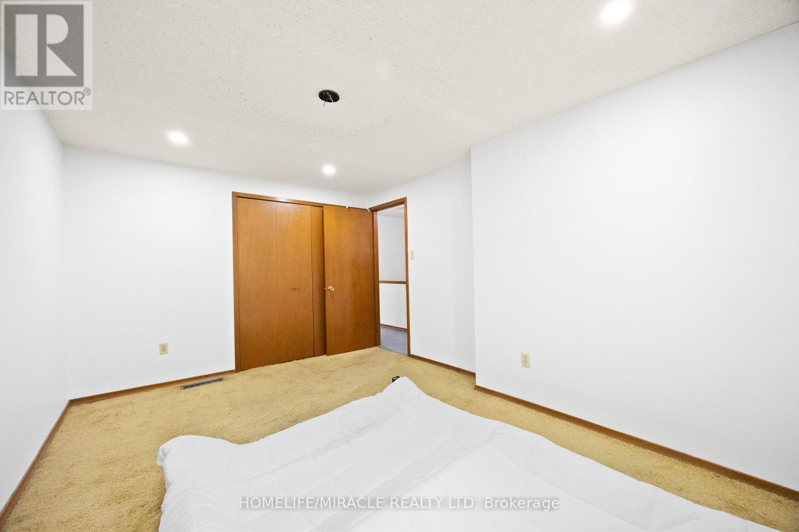 #8 1250 JALNA BOULEVARD - 33