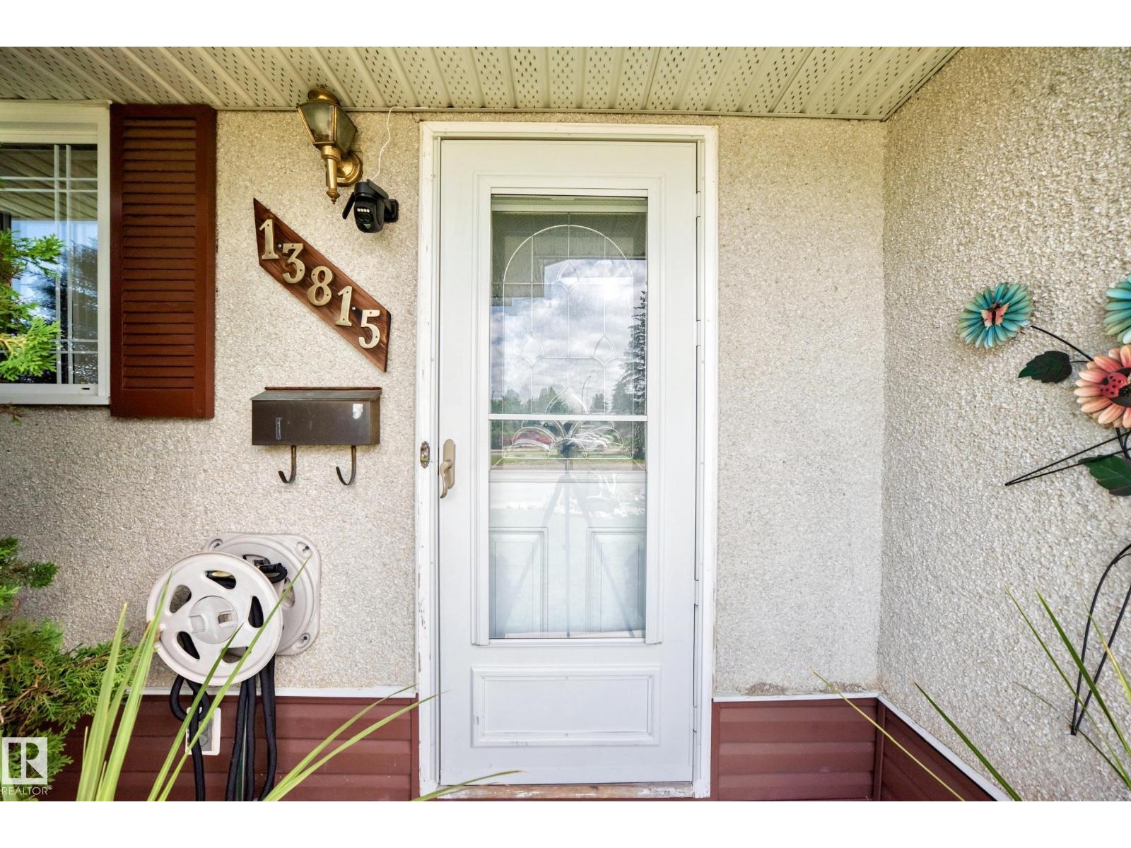 13815 62 ST NW - 61