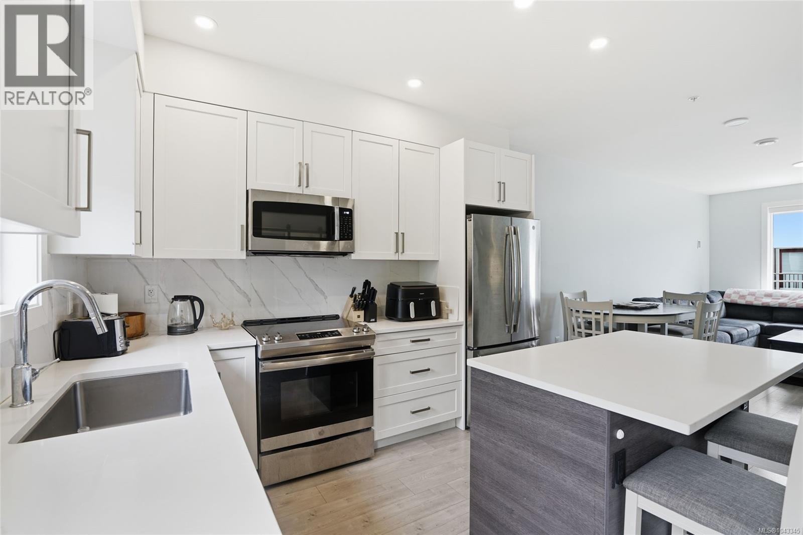 #104 1726 Kerrisdale Rd - 1