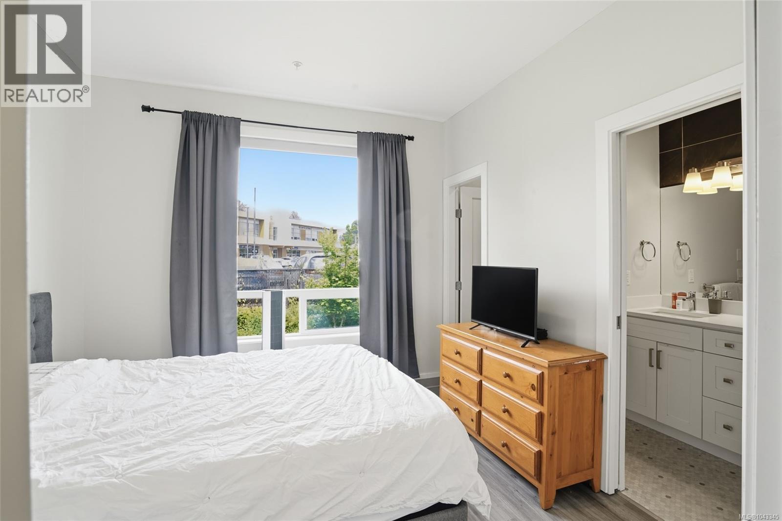 #104 1726 Kerrisdale Rd - 25