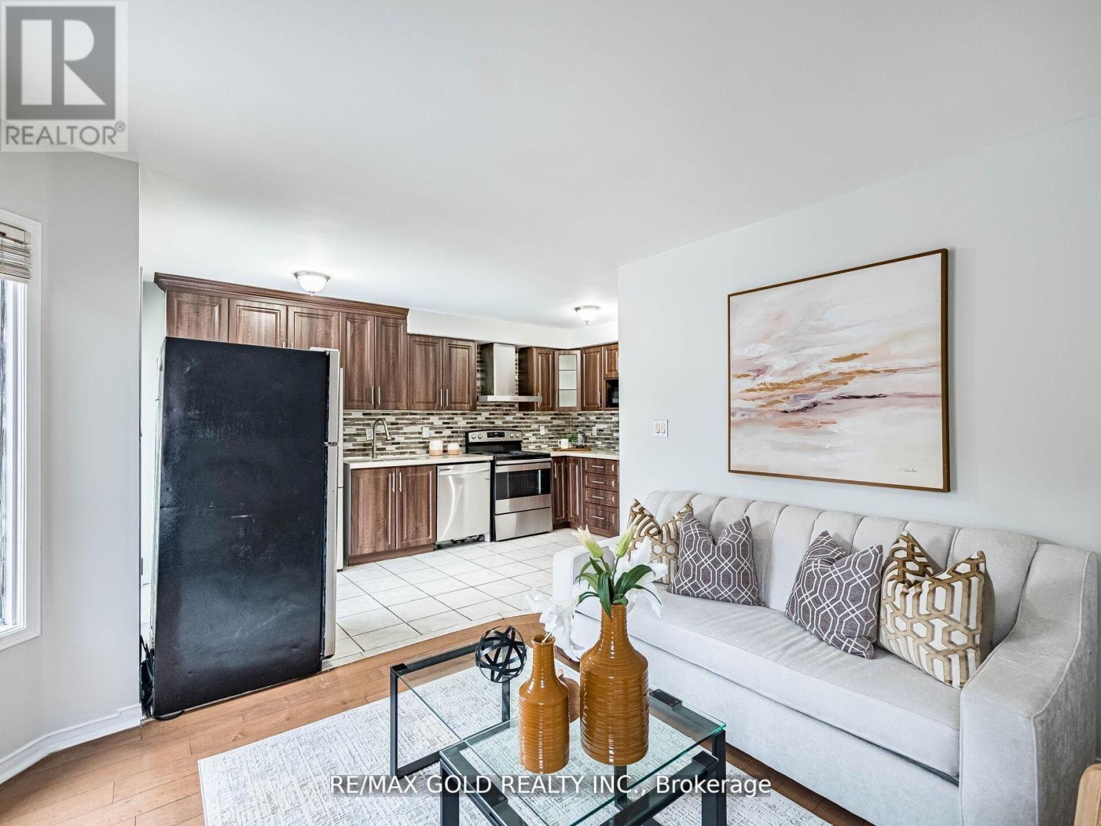 33 FIDDLENECK CRESCENT - 17
