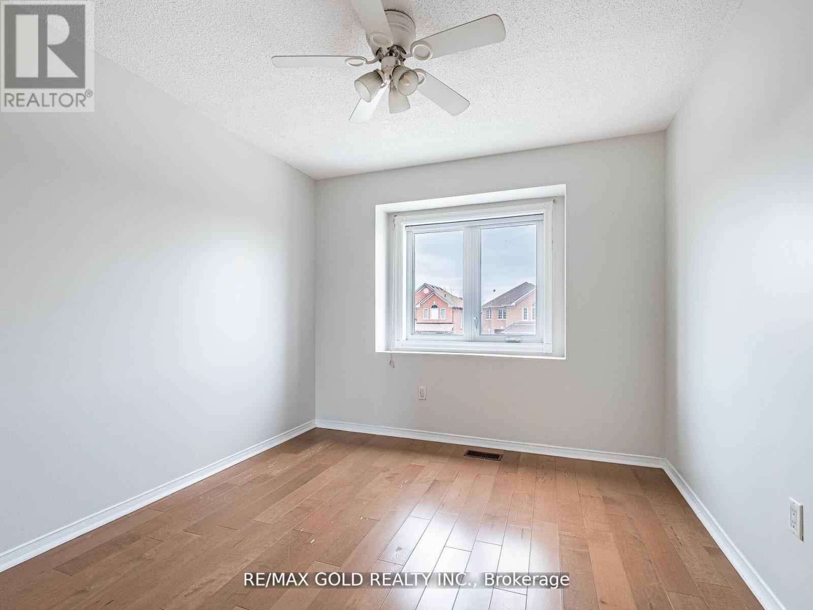 33 FIDDLENECK CRESCENT - 24