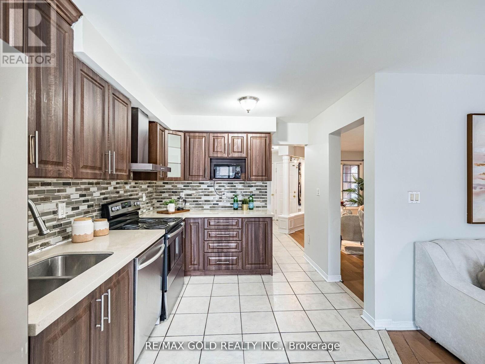 33 FIDDLENECK CRESCENT - 12