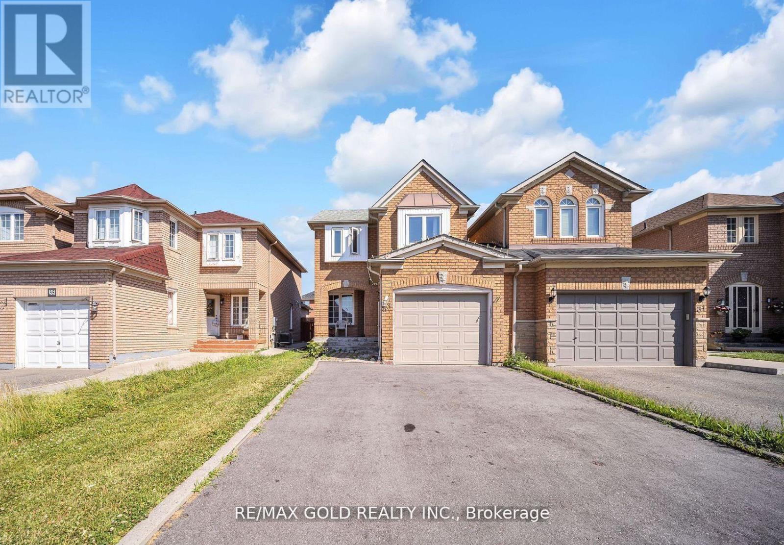 33 FIDDLENECK CRESCENT - 32