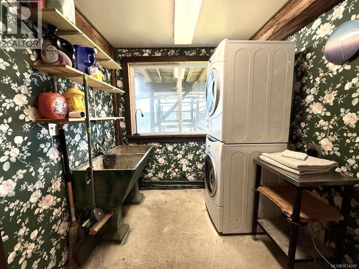 5696 Island Hwy S - 52