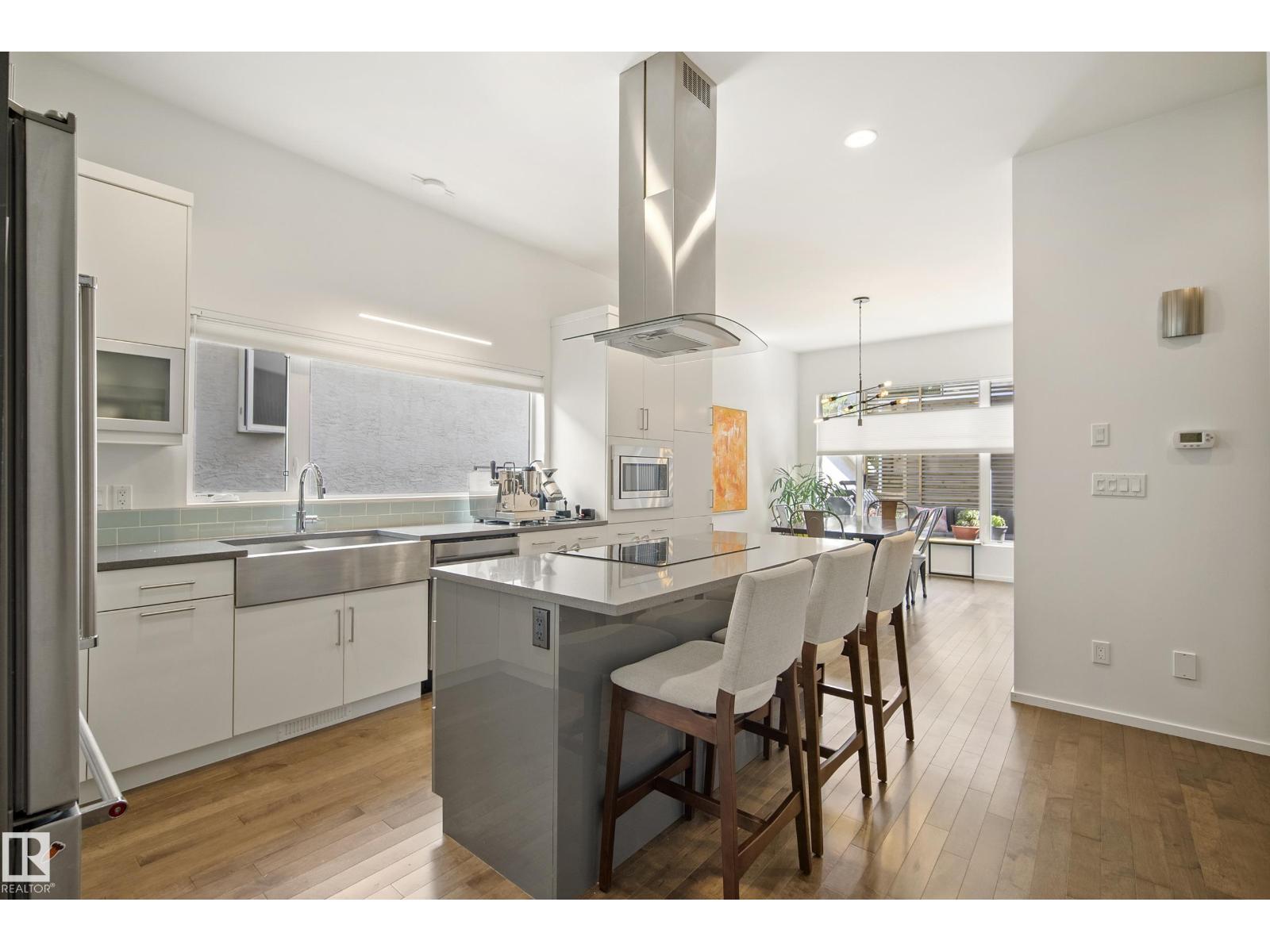 8751 83 AV NW - 12