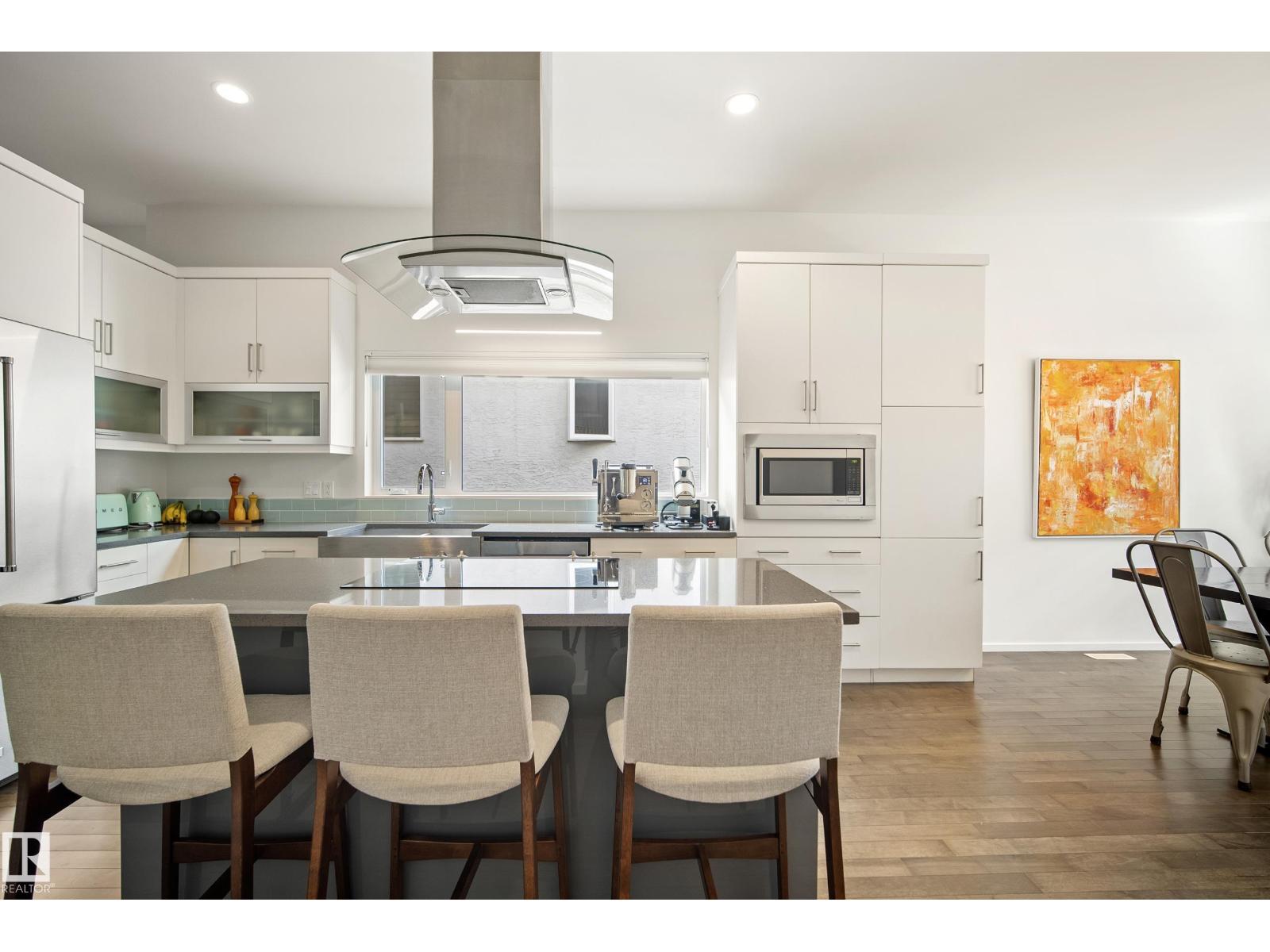 8751 83 AV NW - 13
