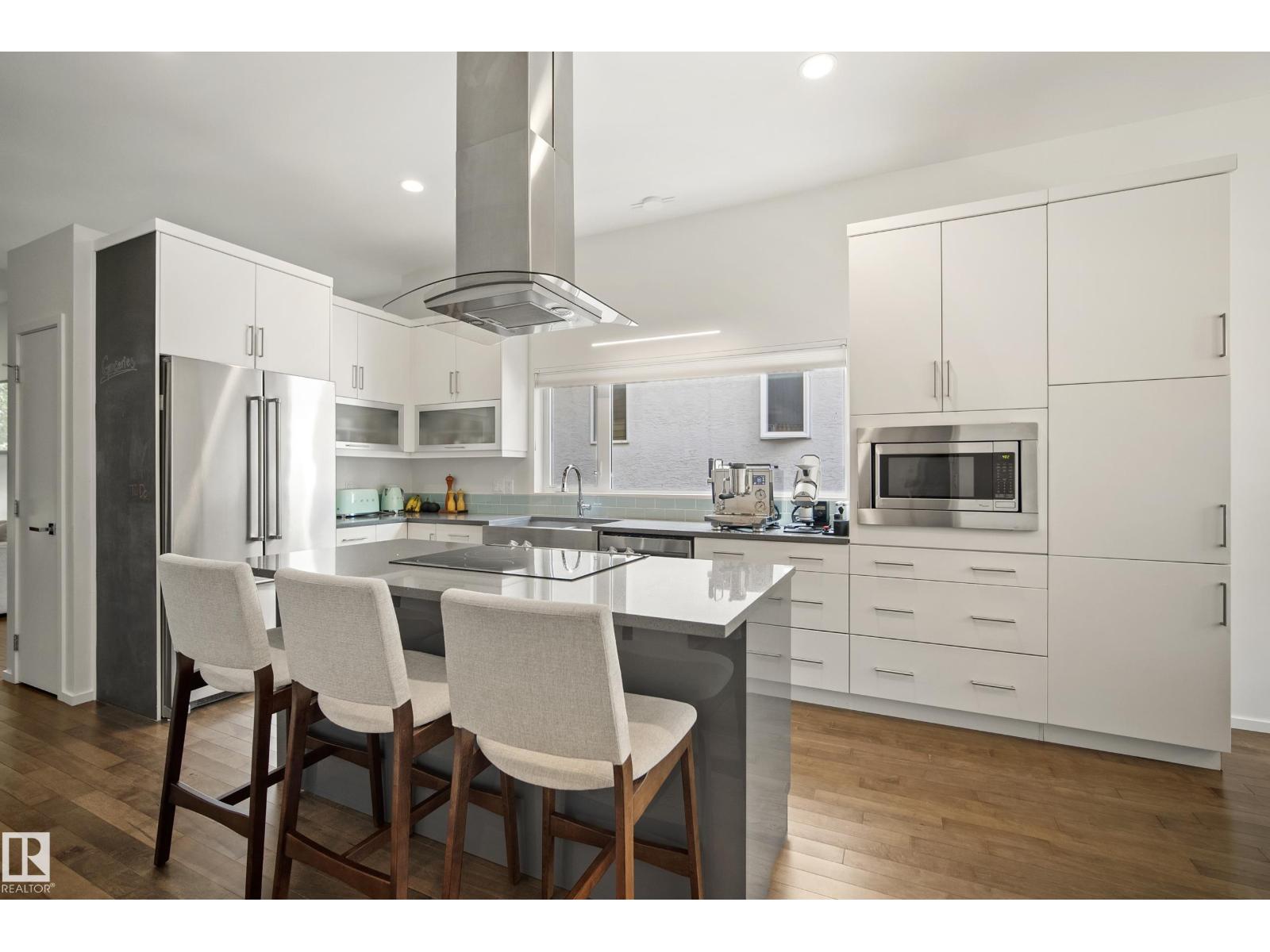 8751 83 AV NW - 14