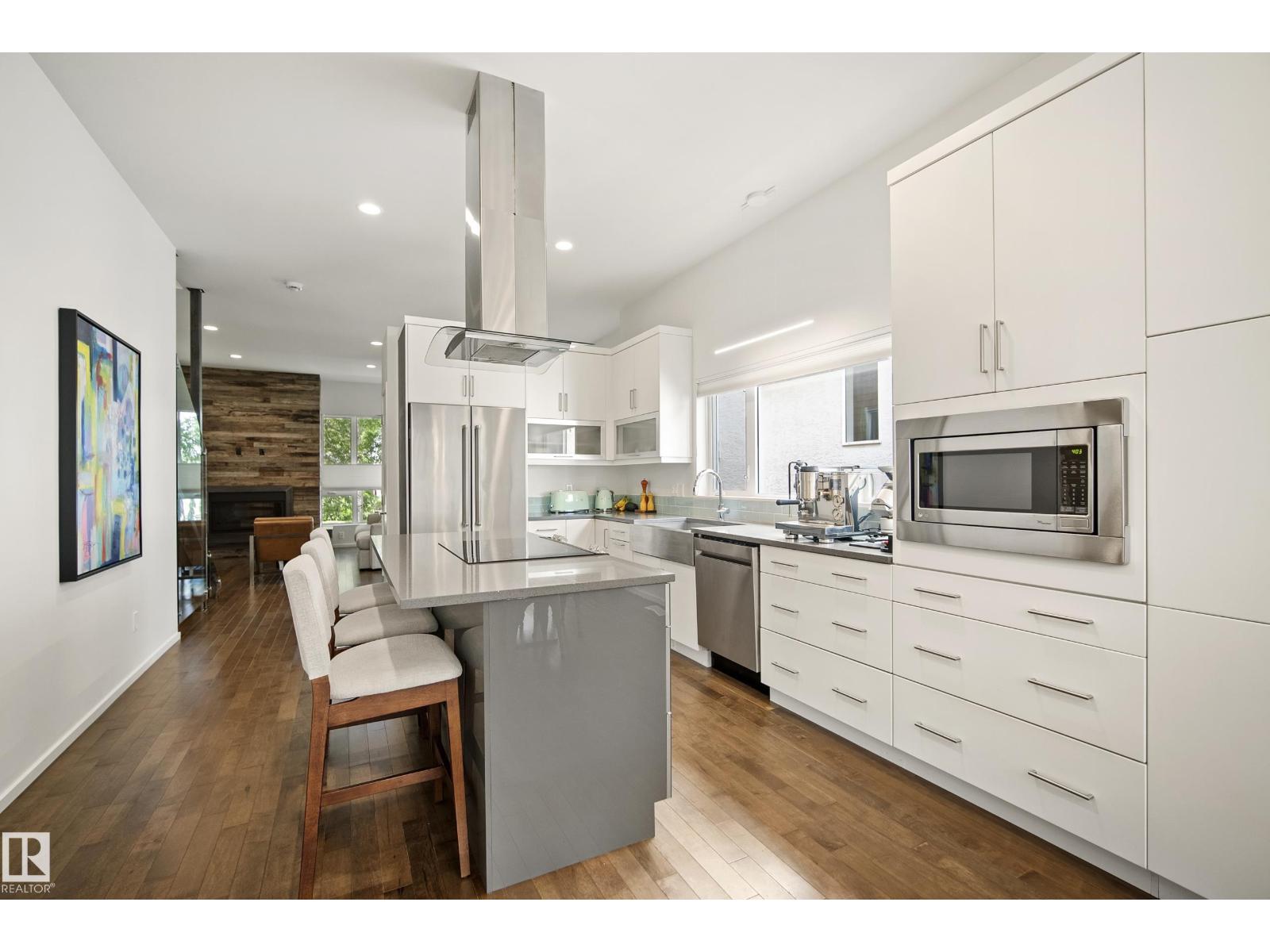 8751 83 AV NW - 15