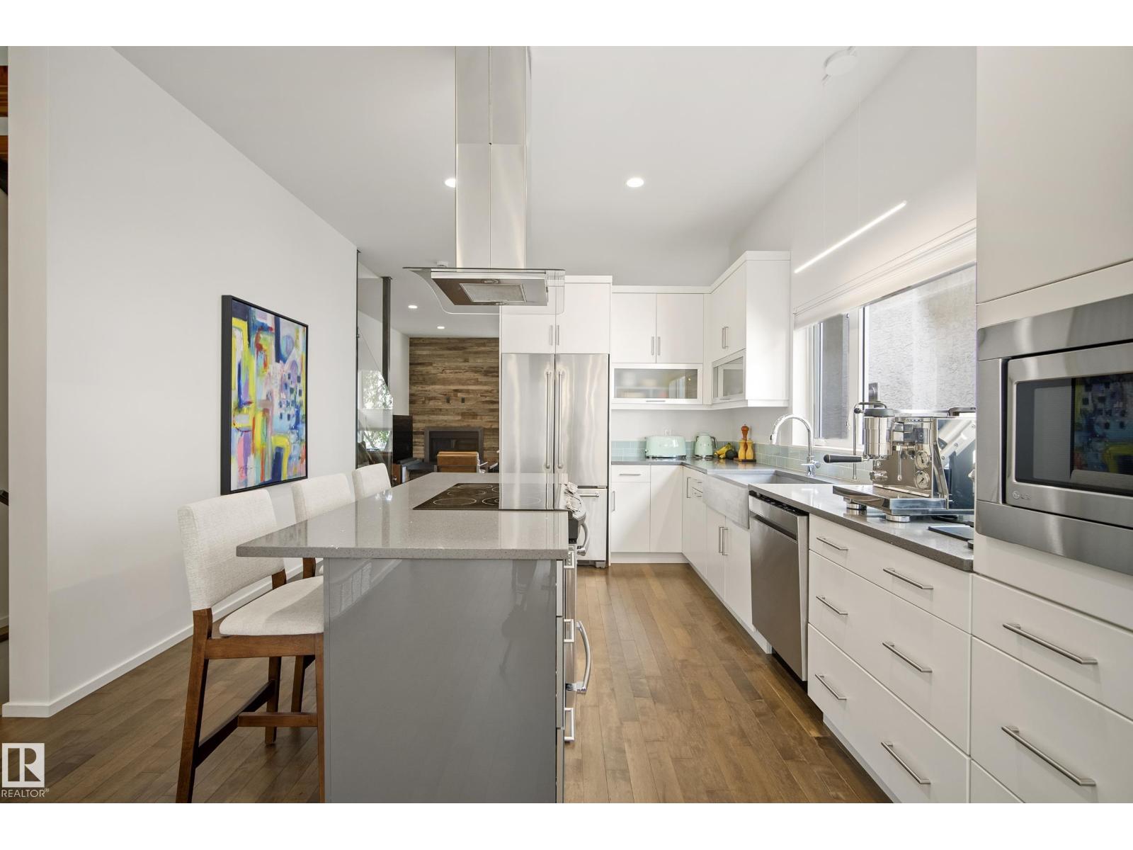 8751 83 AV NW - 16