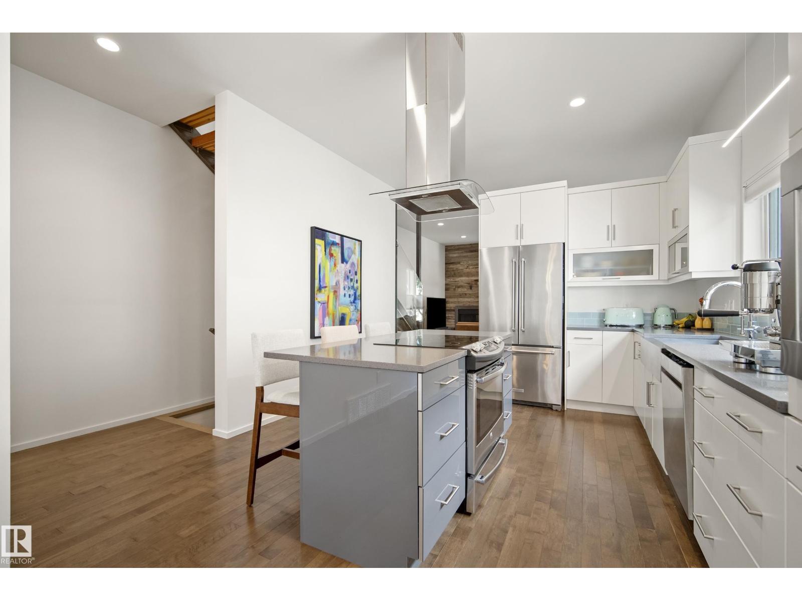 8751 83 AV NW - 17