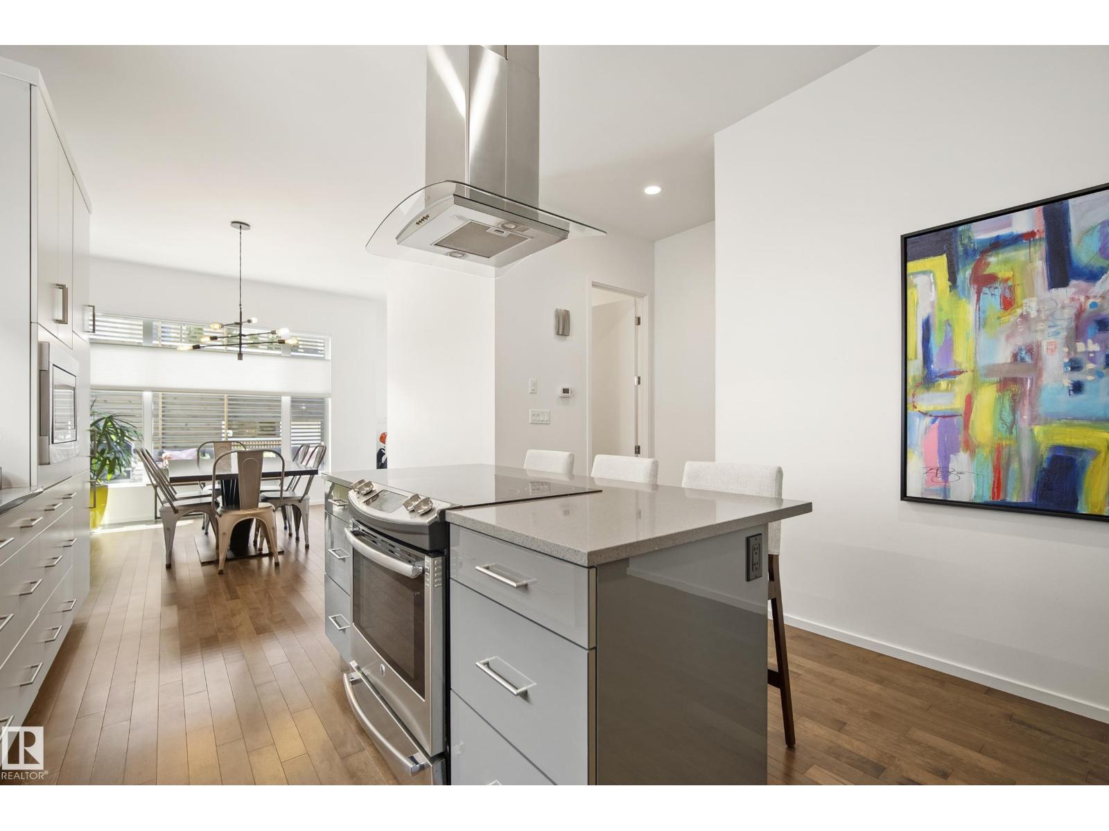 8751 83 AV NW - 18
