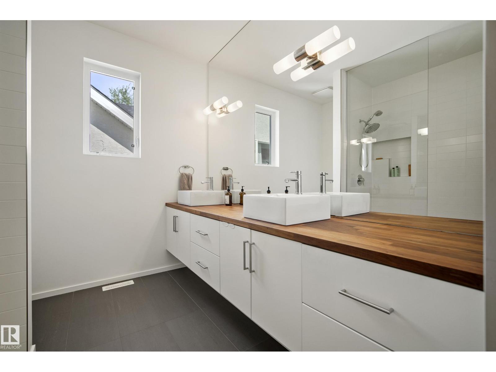 8751 83 AV NW - 29